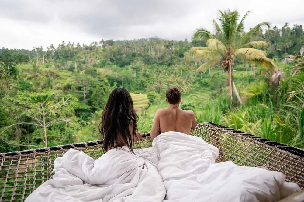 /img/10080-indonesia-honeymoon-couple.webp