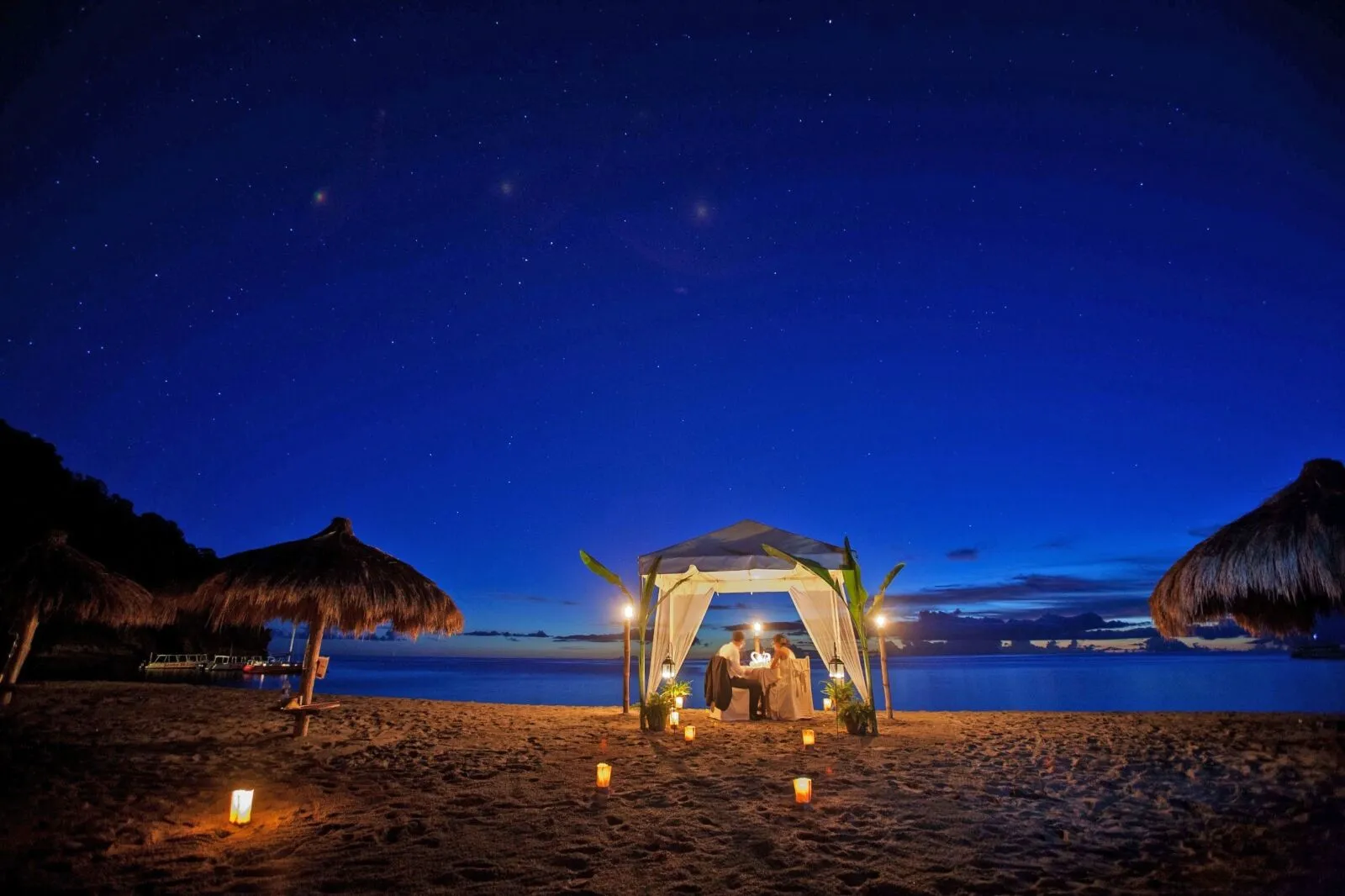 /img/10272-packing-for-honeymoon.webp